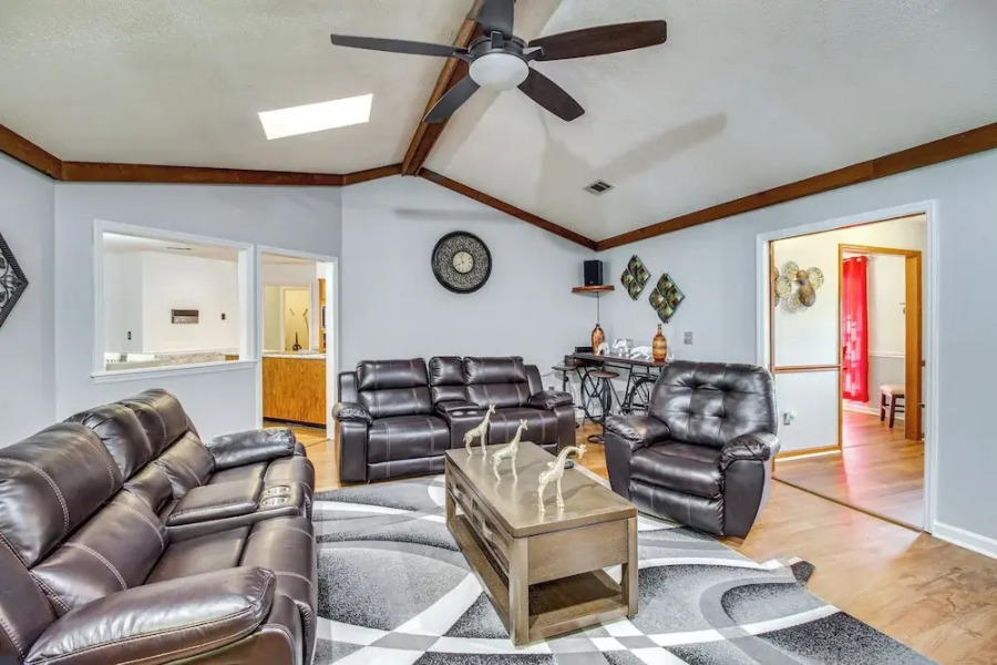 Pool + Gameroom: Family Fun Retreat in Hinesville!