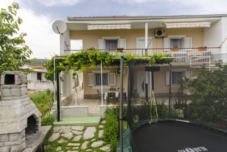 Holiday house More - garden shower: Vinisce, Riviera Trogir