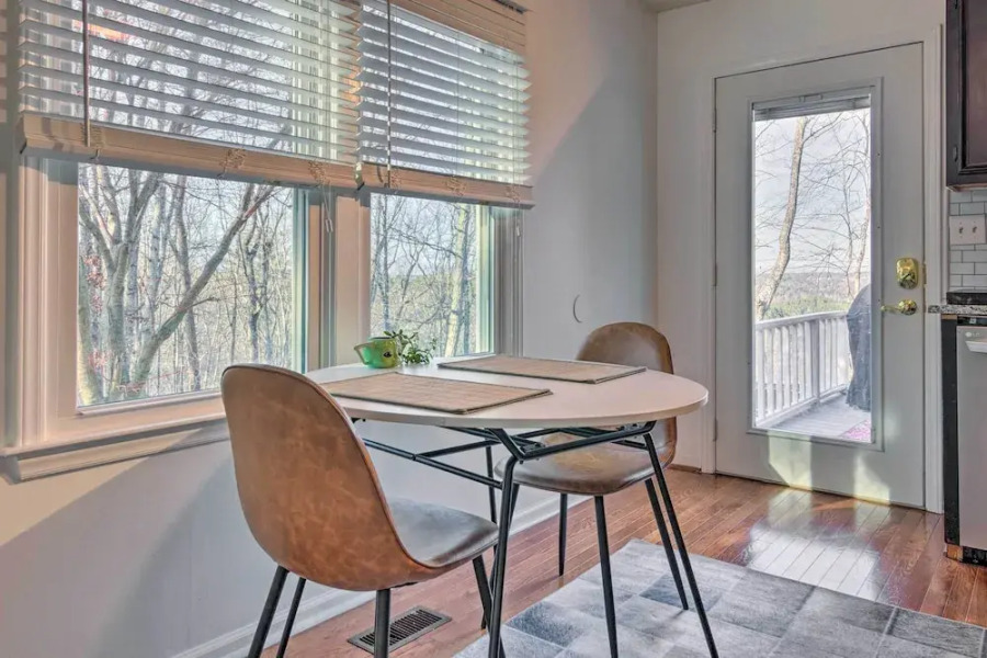 Blue Ridge Retreat w/ Mountain Views & Deck