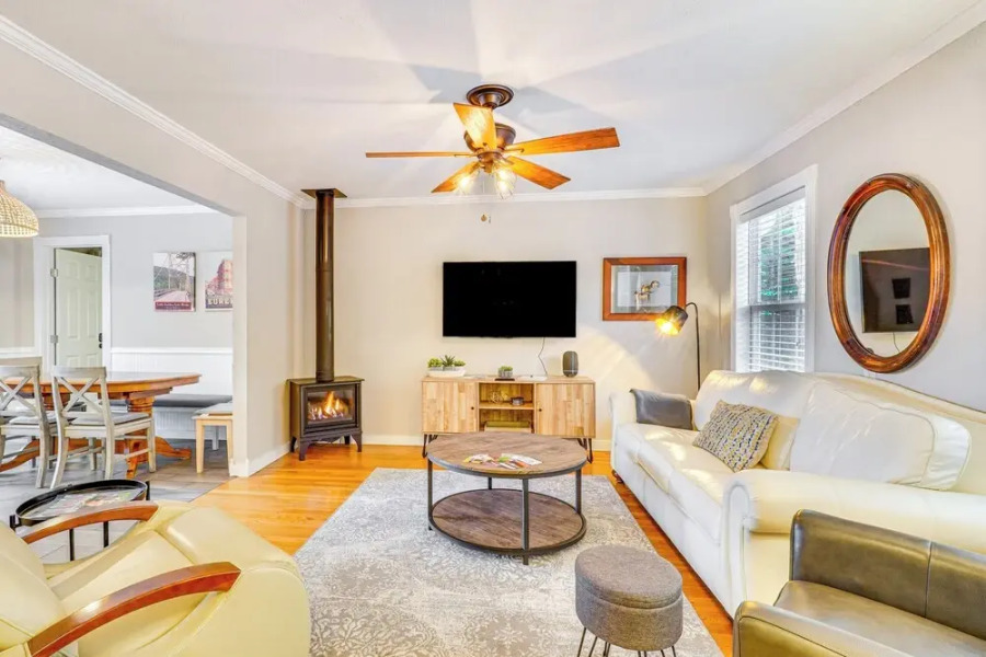 Mtn Views & Fire Pit: Eureka Springs Home