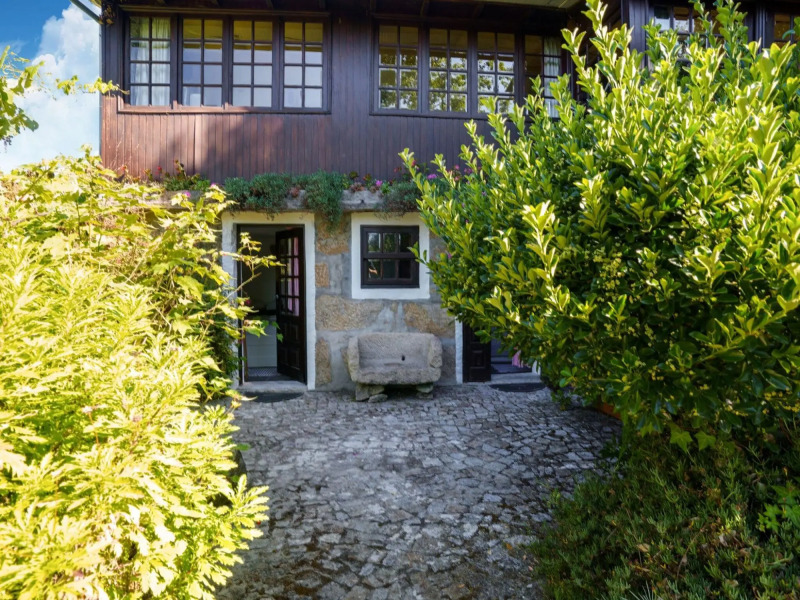 Cottage With Shared Pool