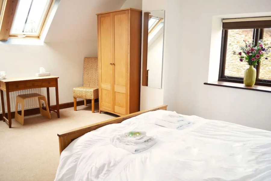 A beautiful conversion of a 400-year-old threshing barn. Pet-friendly.