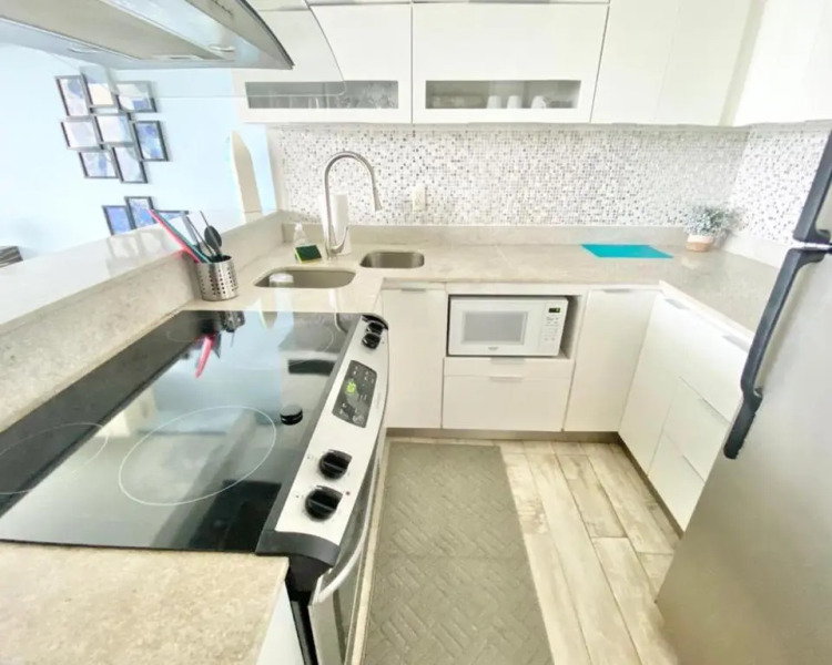 KASA Brisa Marina - 1 bed 1 bath for 2 OCEAN VIEW BALCONY BEACHFRONT CONDO POOL