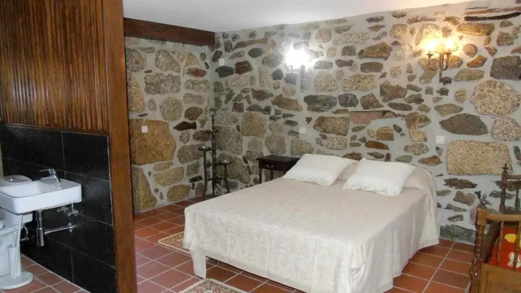 House With 3 Bedrooms in Molares , With Shared Pool, Furnished Garden and Wifi
