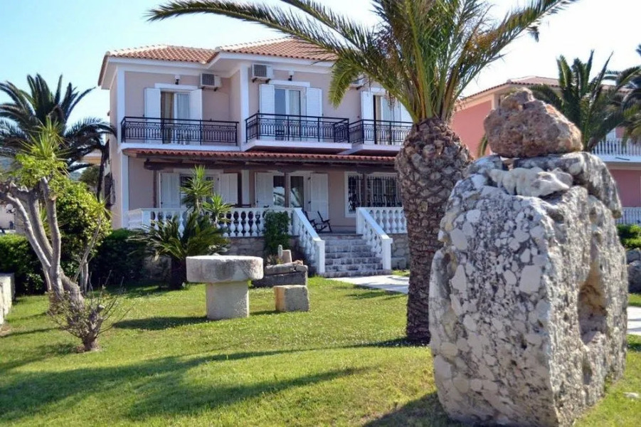 Nadia's Studios & Apartments