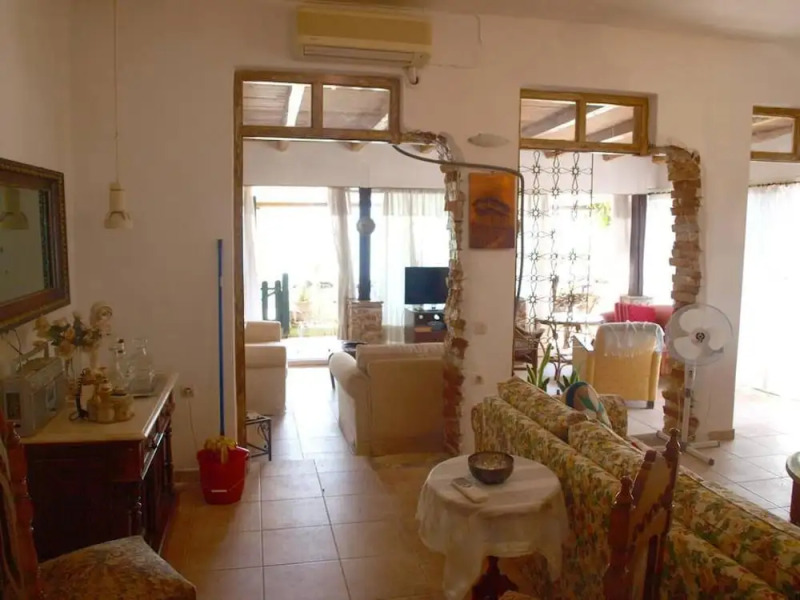 Alonaki Seafront Cottage