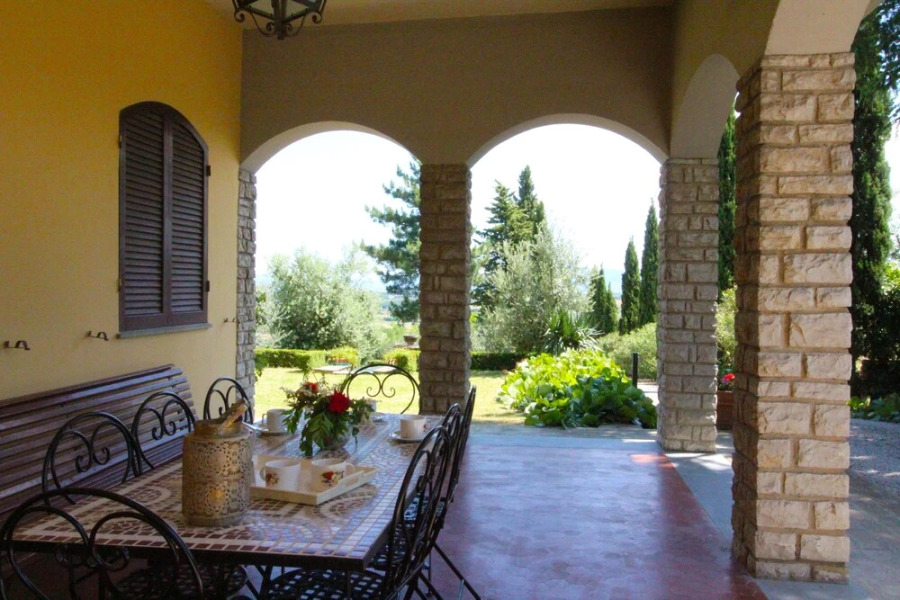 Stunning private villa with WIFI, private pool, TV, terrace, pets allowed, parking, close to Arezzo