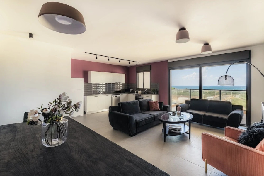 Stunning 4Bd Apt w/ Balcony, Parking & Sea Views by Sea N' Rent