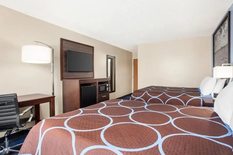 Super 8 by Wyndham Lenexa Overland Park/Mall Area