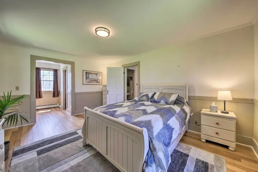 Cozy Colonial Home w/ Bay Access & Water View