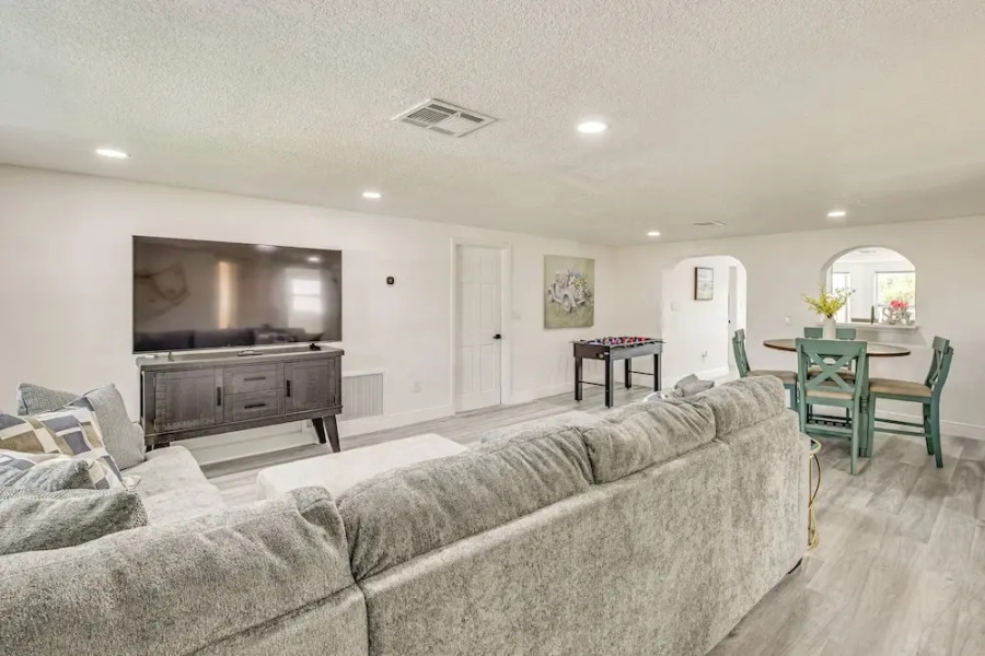 Canal-front Holiday Home Near Beach: Swim & Paddle