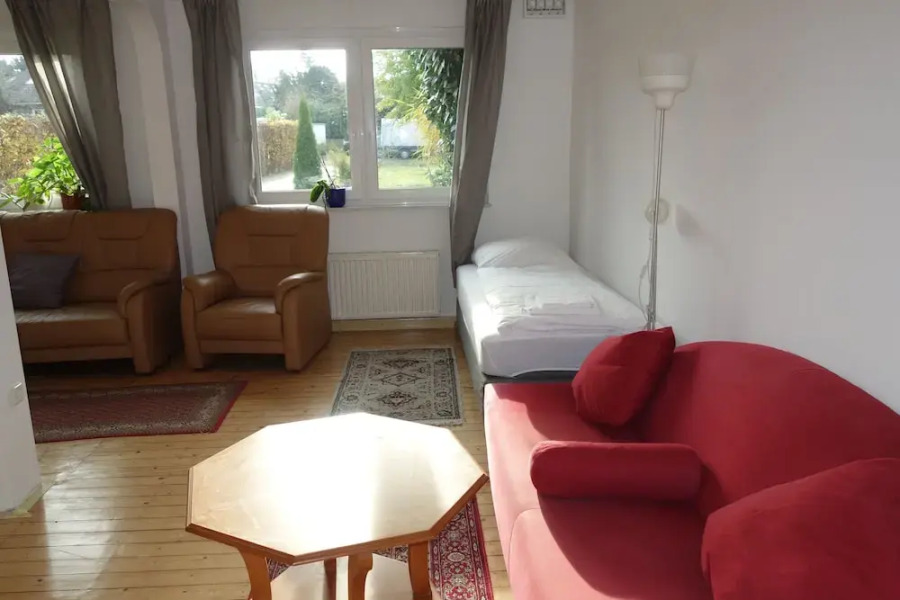 Tolstov-Hotels Large 3 Room Apartment with Garden