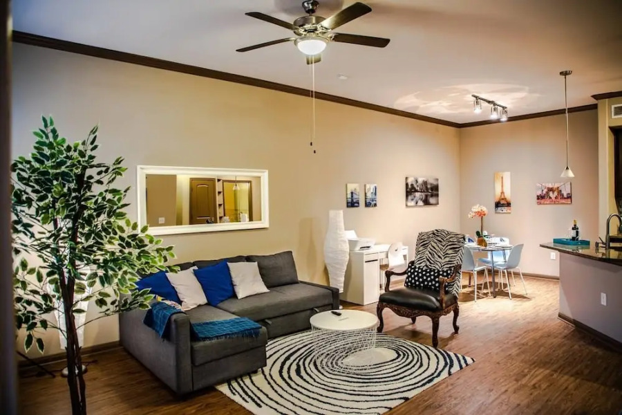 Stunning Modern Home Gated Community Pool & Gym