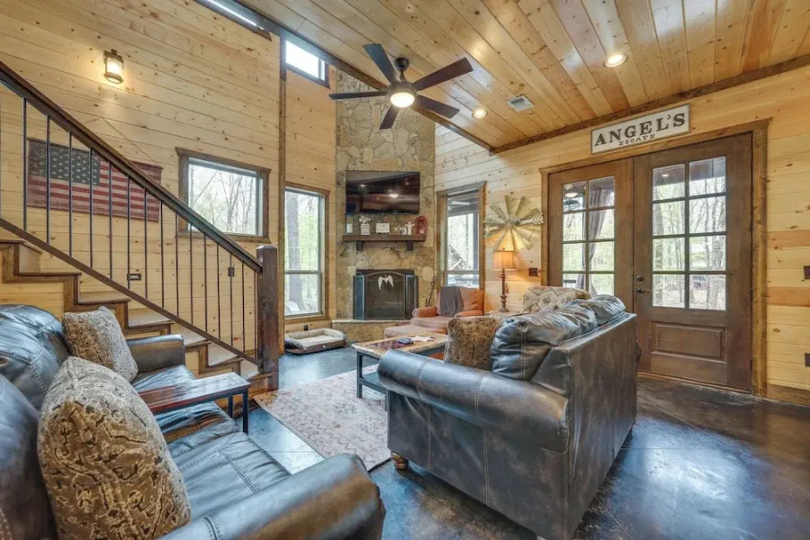 Hot Tub & Fire Pit: Broken Bow Retreat!