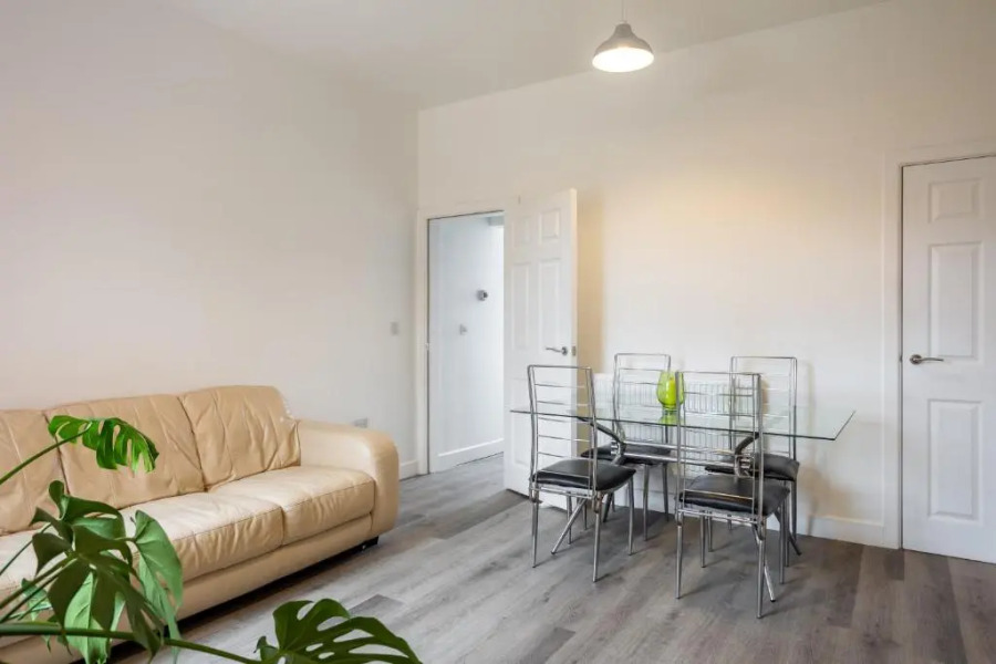 Whole house in centre of Town Ideal for Contractors and Professionals