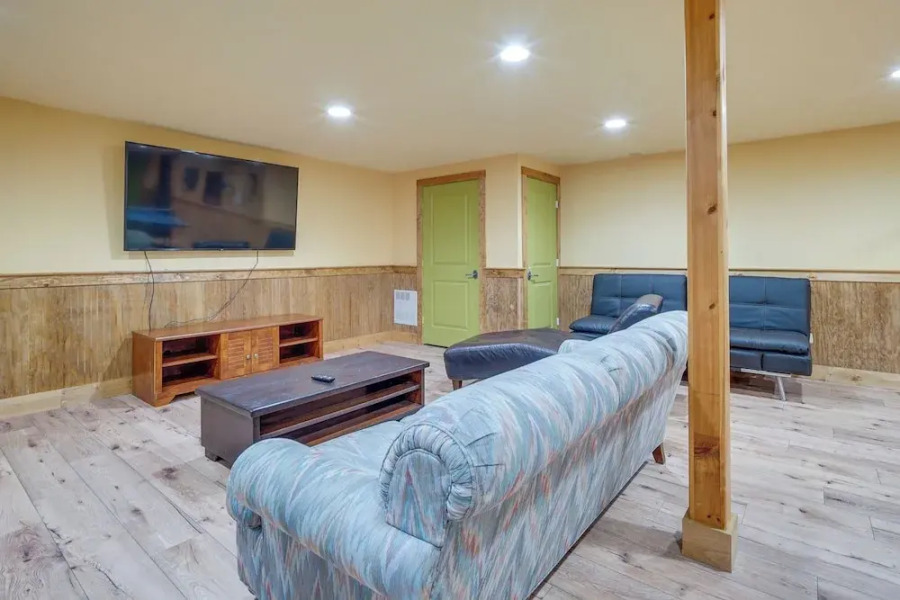 4 Mi to Mount Snow: West Dover Cabin w/ Game Room