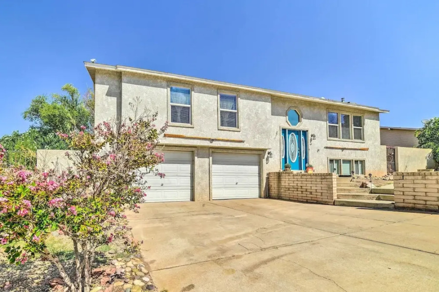 1 Mi to Canyon Tours: Vibrant Page Paradise!