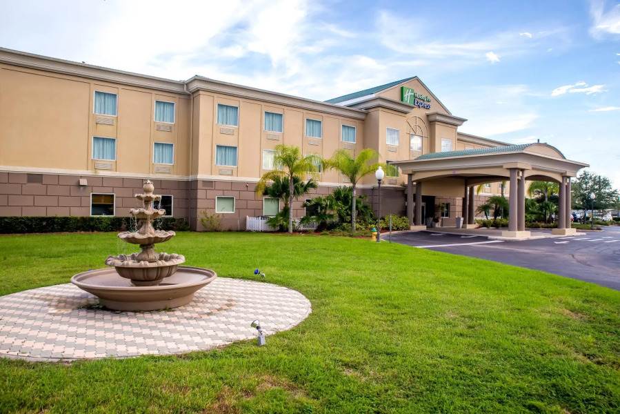 Holiday Inn Express & Suites Cocoa by IHG