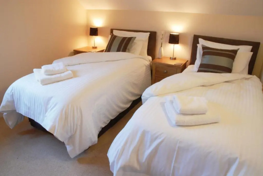 Swallow Lodge with Hot Tub, dogs welcome sleeps 8, Great resort Facilities