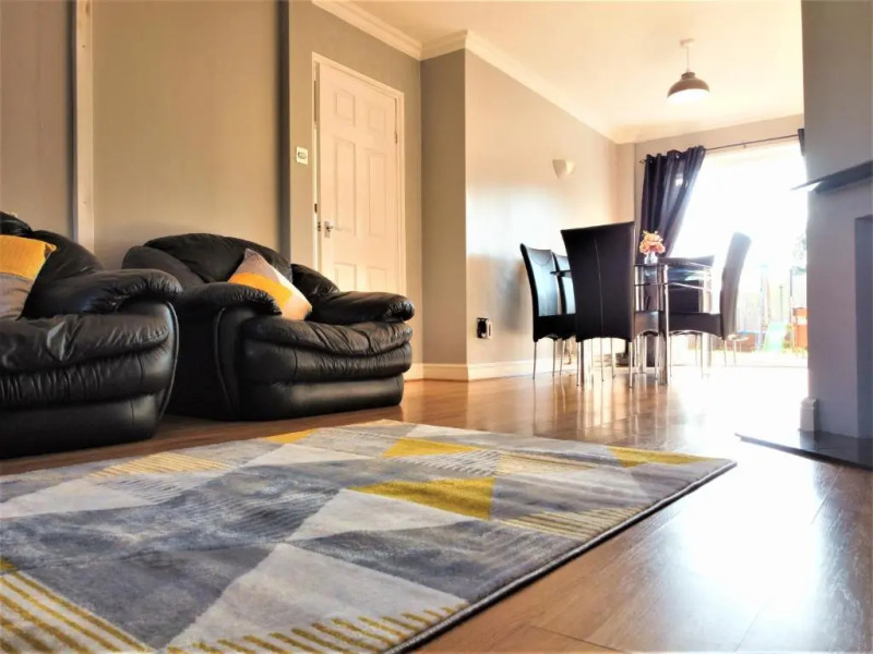 Spacious 3 bed house, great for FAMILIES and CONTRACTORS, sleeps 5 plus FREE Parking - Triumph Serviced Accommodation Wolverhampton