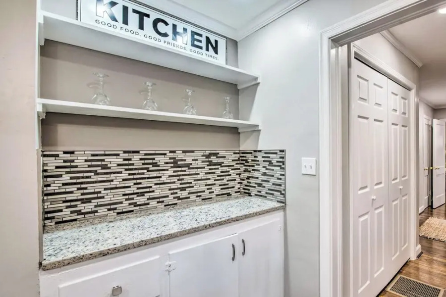 East Point Home ~ 6 Mi to Downtown ATL