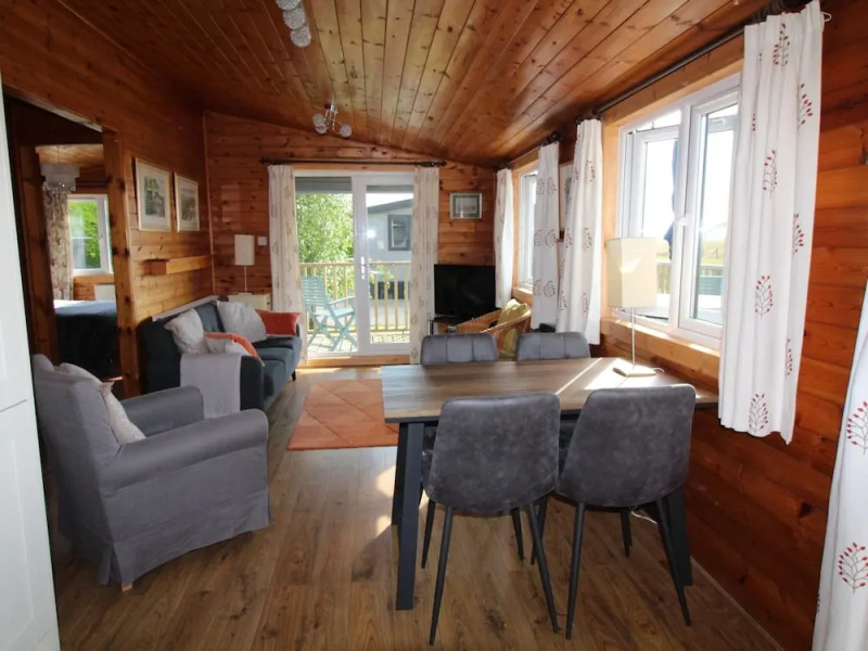 Cosy Pine Lodge With far Reaching Country Views and Large sun Deck