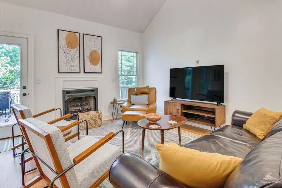 Black Mountain Hideaway w/ Hot Tub & Pool Table!