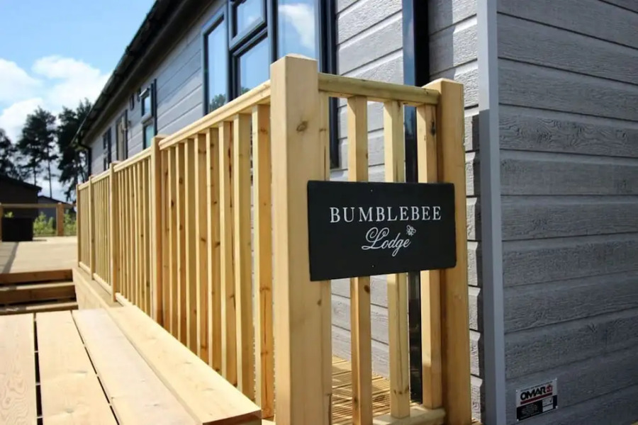 Hollicarrs - Bumblebee Lodge