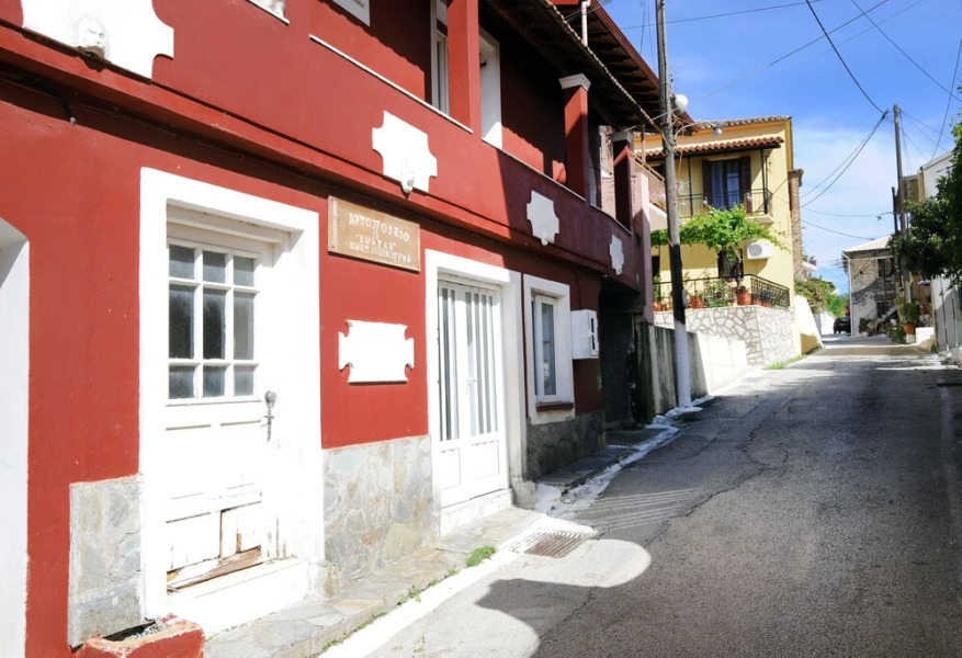 Traditional Greek Maisonette Antiperni