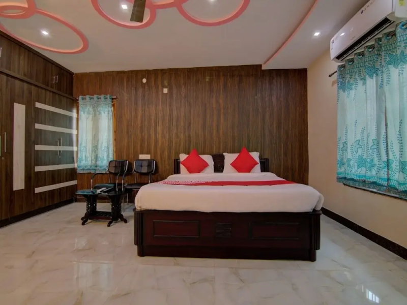 Pramukh Palace by OYO Rooms