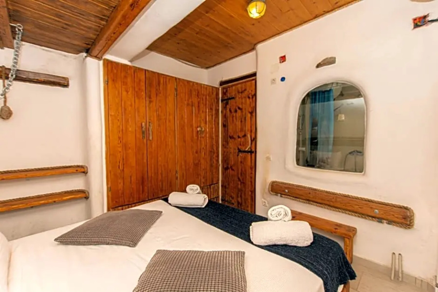 Peristeronas Village