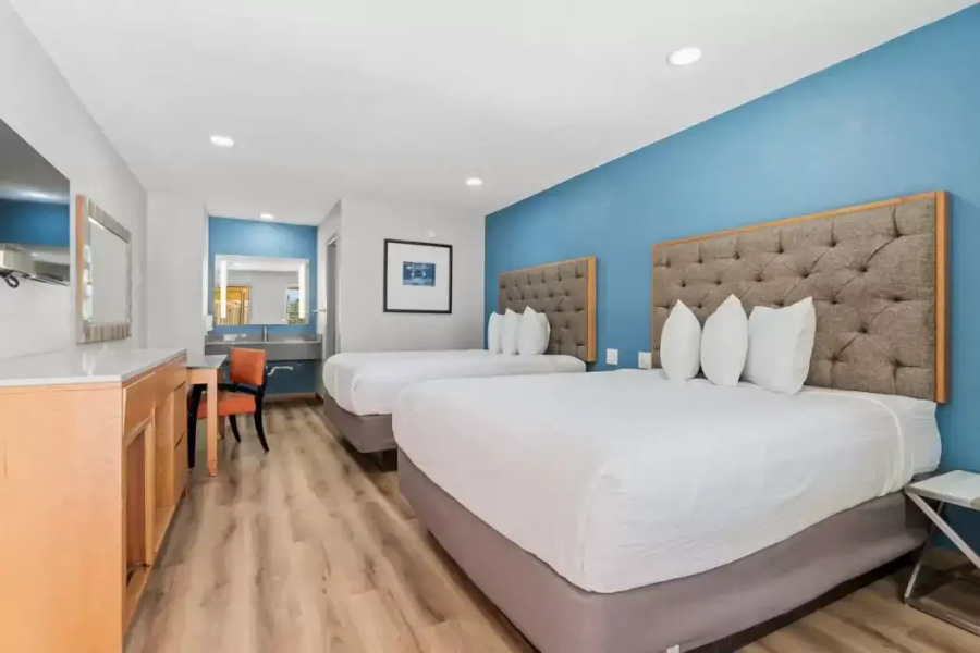 Econo Lodge Inn & Suites