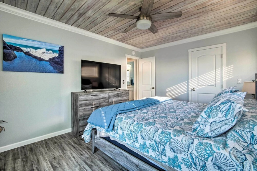 Gold Beach Home w/ Hot Tub, 1/4 Mi to Beach!