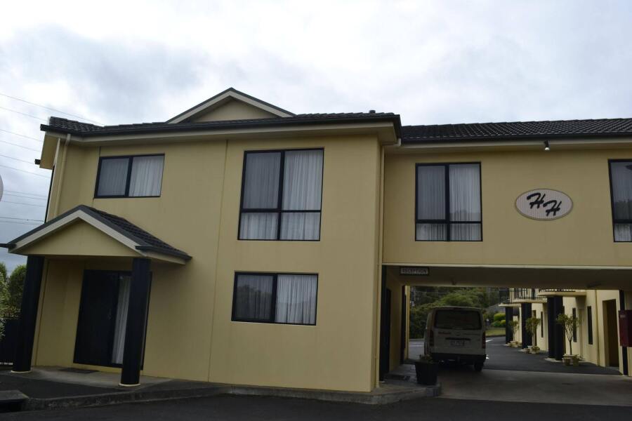 Hopkins House Motel & Apartments