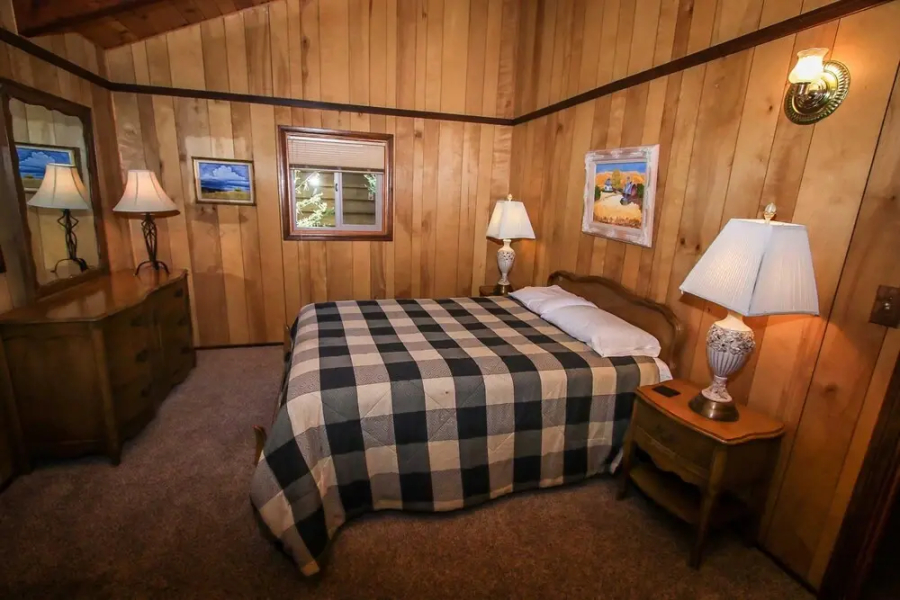 Cabin Idle Ours 933 by RedAwning