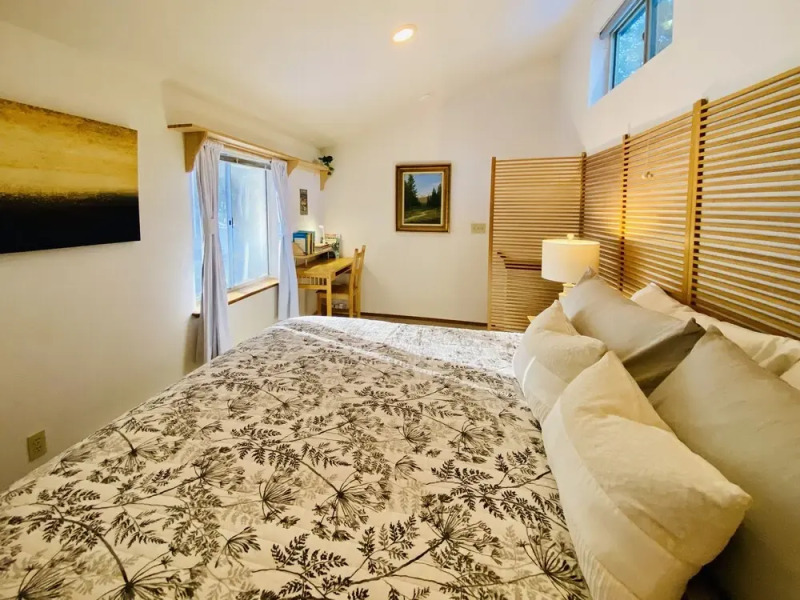 Lilac Cabin Family-friendly Highspeed Wi-fi 3 Bedroom Home by RedAwning