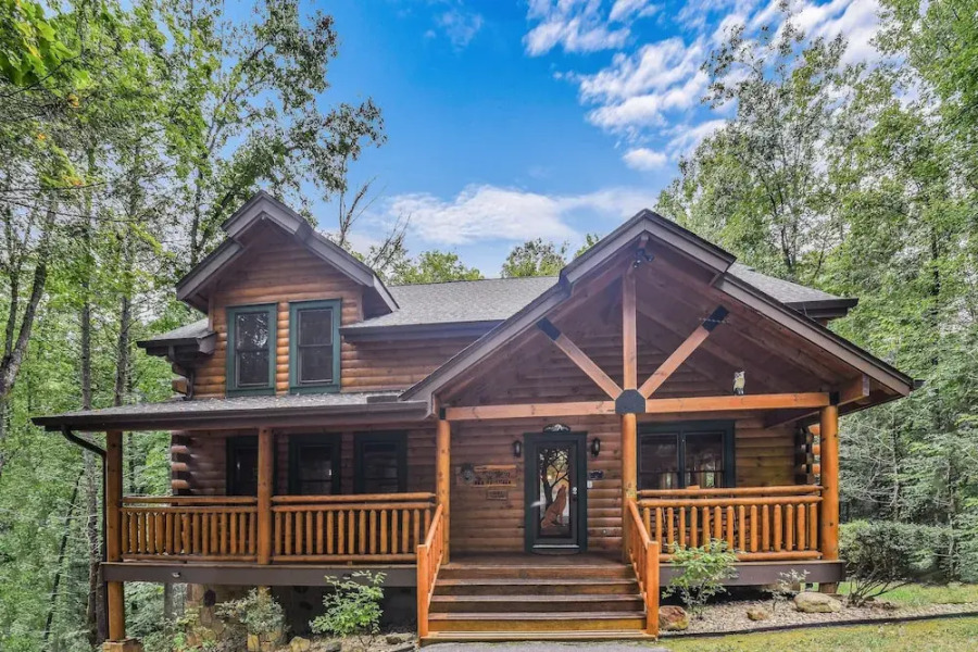 A Mountain Spirit 3 Bedroom Cabin by RedAwning