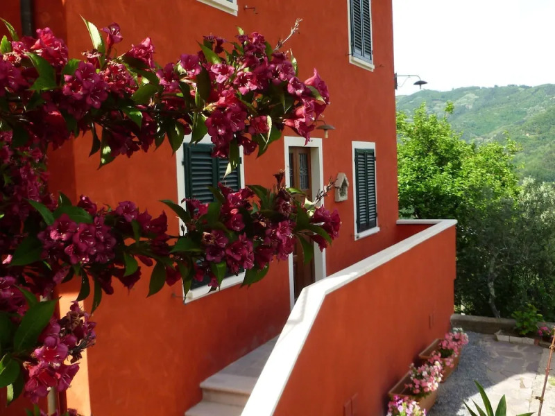 Villa in the Tuscan Hills: Relax in a Magnificent Landscape