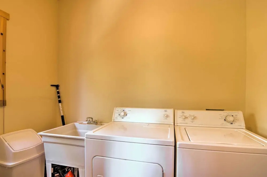 Gorgeous Alton Cabin w/ Deck + Mountain Views