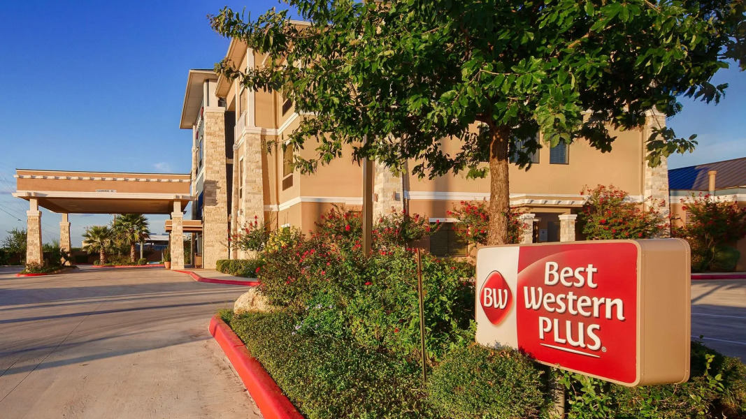 Best Western Plus Lytle Inn & Suites