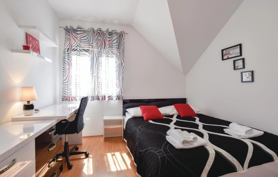 Stunning Home in Dugopolje With Wifi and 4 Bedrooms