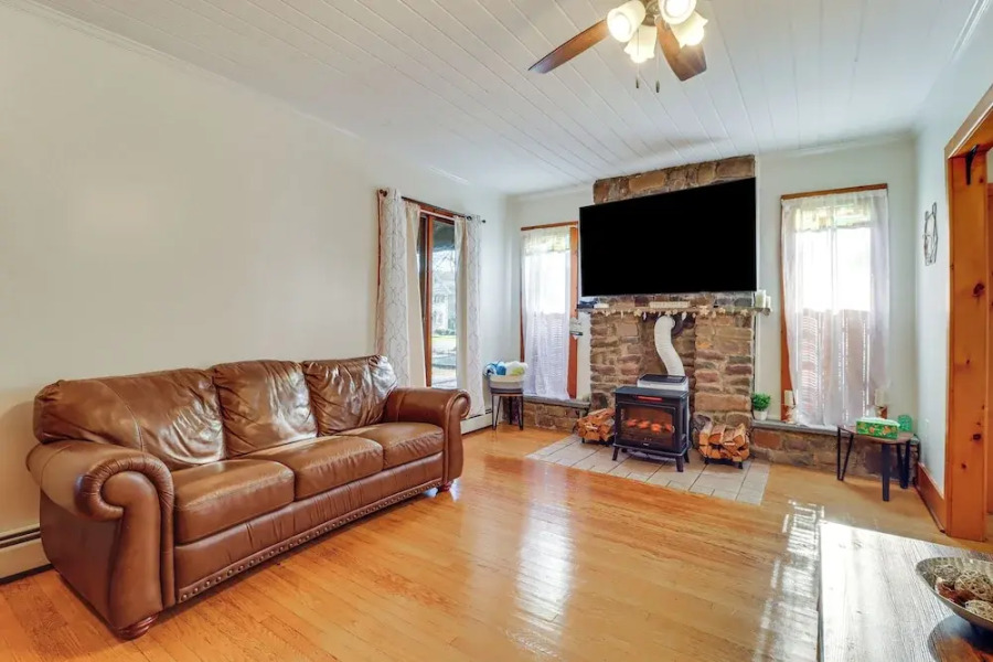 Charming Tannersville Home w/ Fire Pit + Deck!