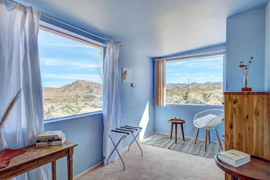 Classic 1960s Cottage on 10 Acres With Jacuzzi!