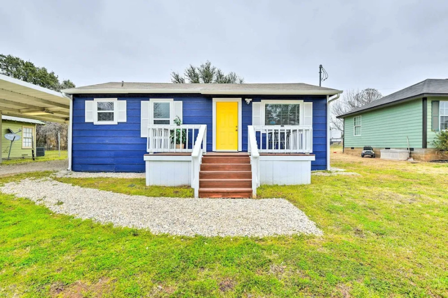Lake Granbury Getaway ~ 1 Block to Waterfront