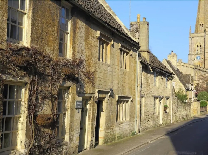 2 Lawrence Lane, BURFORD