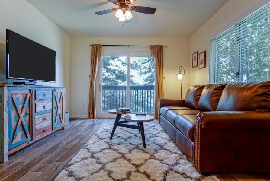 Trendy Country Club Condo