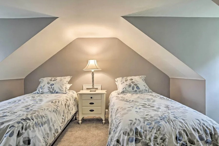 Beautiful Lenox Home, 3 Mi to Shakespeare & Co!