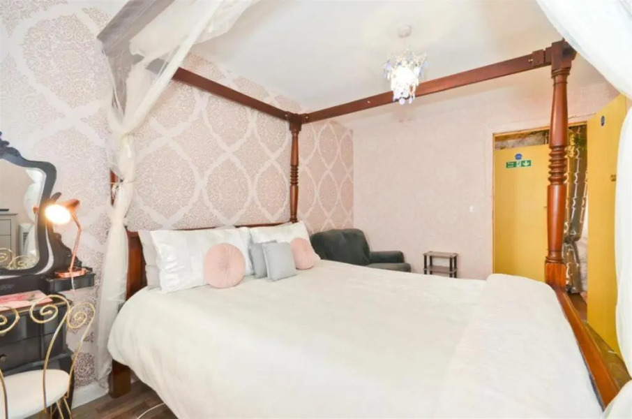 Marinaa Inn, Welcome Home