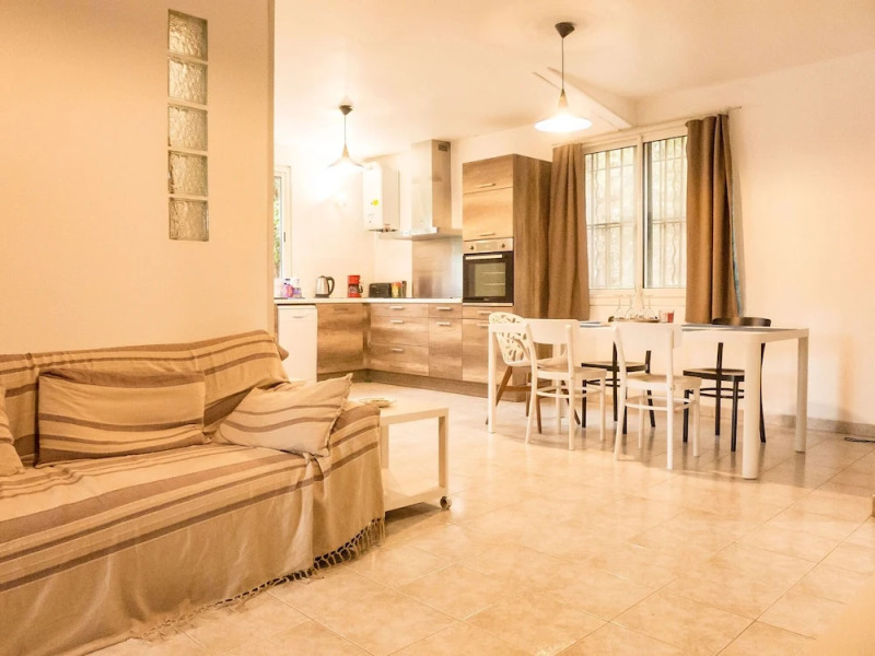 Charming Hunting Lodge near Loupian with garden