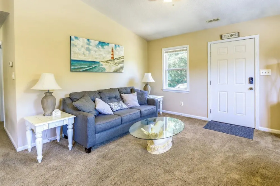 Charming Emerald Isle Escape < 1 Mi to Beach!